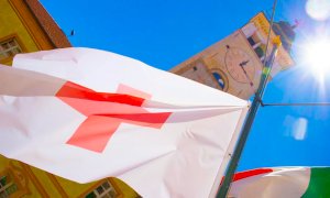 Giornata Mondiale della Croce Rossa: a Cuneo bandiera sul Palazzo Comunale e torre Civica illuminata di rosso
