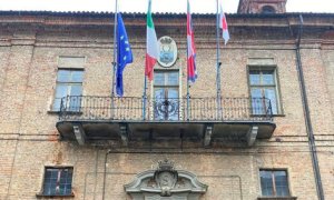 La bandiera della Croce Rossa sventola sul municipio di Saluzzo