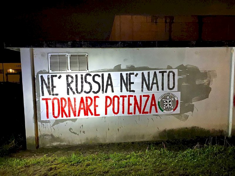 Guerra in Ucraina, a Cuneo e Alba spuntano i manifesti di CasaPound: “Né Russia né Nato”