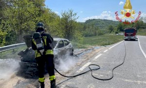 Va a fuoco un’auto ibrida sulla strada per Montezemolo