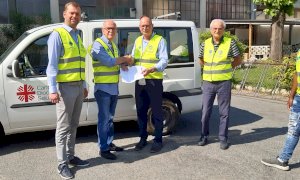 Dalle Acli cuneesi 200 pettorine catarifrangenti alla Caritas di Saluzzo