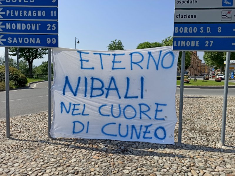 Cuneo si prepara a salutare Vincenzo Nibali: qui lo "Squalo" vestì la sua prima maglia rosa