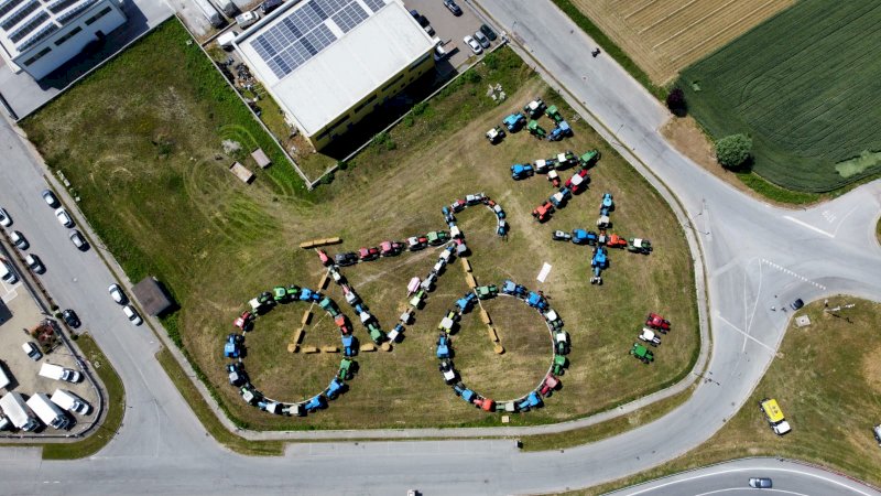 Beinette saluta il Giro con una "bici gigante" fatta di trattori (FOTO)