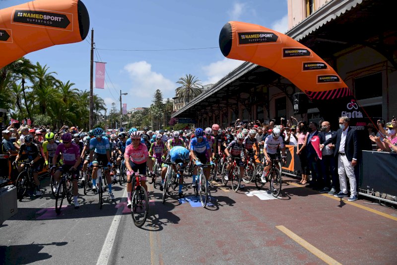 È il giorno del Giro: è partita la Sanremo-Cuneo