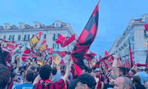 Scudetto al Milan, i tifosi rossoneri invadono il centro di Cuneo