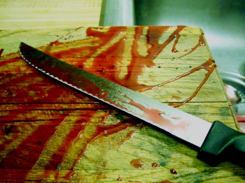 Ferì il collega con un coltello da macellaio: per il giudice non c’è reato