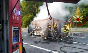 Furgone in fiamme lungo l'autostrada Torino-Savona