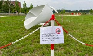 Parco Parri, dopo l'incidente occorso a un bambino installate delle transenne intorno alle opere d'arte