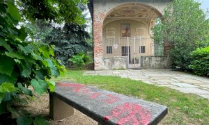 Cuneo, le panchine dell’antica cappella di San Giacomo imbrattate da scritte “no vax”