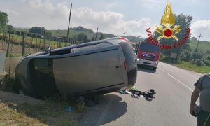 Auto ribaltata in una bealera a Castiglione Falletto, ferita una 74enne