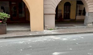 Calcinacci si staccano dalla facciata di un palazzo e cadono in strada: è successo a Demonte