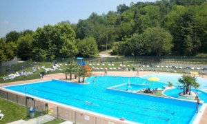 Incidente in piscina ad Alba, un sedicenne di Neive rischia di annegare