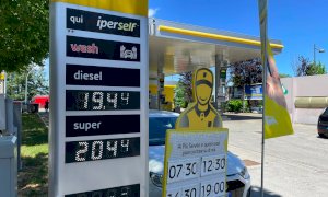 Il prezzo della benzina torna sopra i 2 euro (senza il taglio delle accise sarebbe a 2,30)