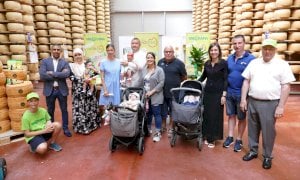 Con una forma di Piemontino di 30 mesi la Valgrana ha premiato i primi nati del 2022