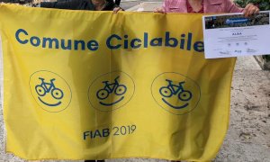 Alba: Fiab consegna la bandiera di “Comuni Ciclabili” al Comune