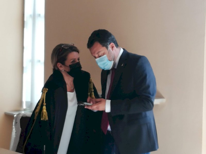 in foto: Matteo Salvini nell'aula di tribunale a Cuneo, insieme al suo avvocato