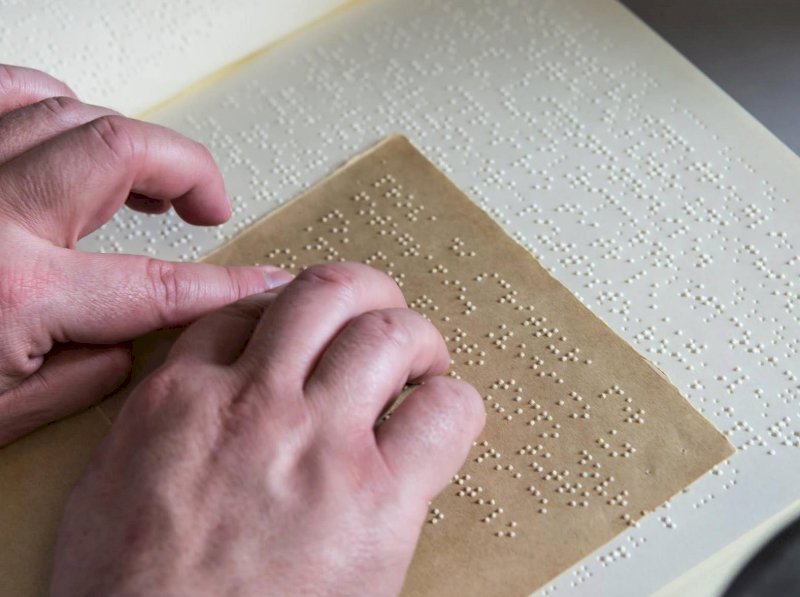 Una bimba ipovedente ha bisogno di libri in Braille: il Comune di Busca provvederà