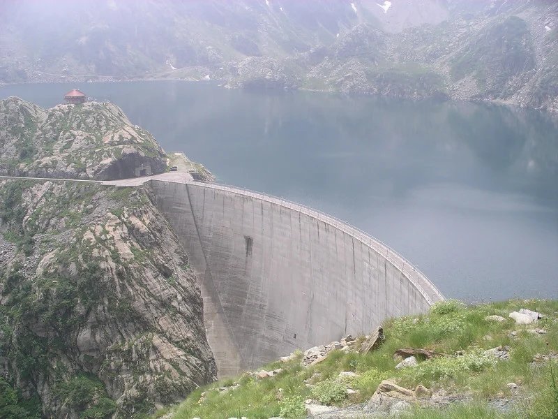 "I gestori dei bacini idrici montani ad uso idroelettrico consentano il rilascio di più acqua"