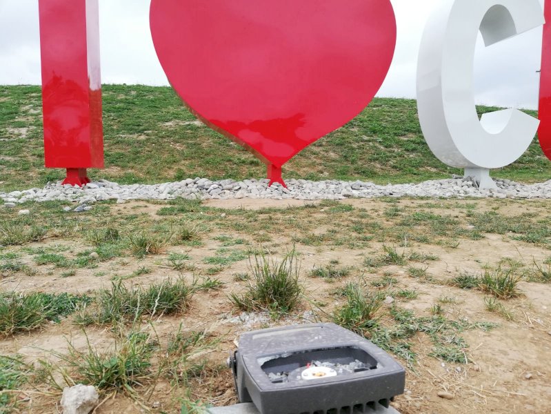 Vandali al Parco Parri, danneggiati i faretti che illuminano la scritta "I Love Cuneo"