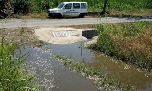 Schiume in un canale irriguo a Sant'Albano Stura, interviene l'Arpa