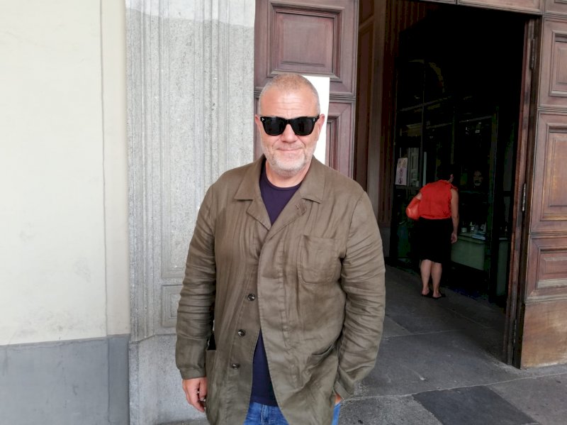 in foto: Giulio Golia di fronte al tribunale di Cuneo