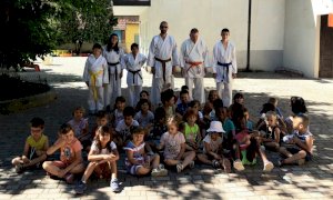 I bimbi dell’asilo di Cavallermaggiore a lezione di karate