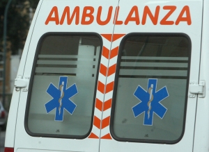 Auto sbanda e danneggia diverse vetture