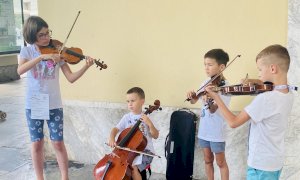 Cuneo, piccoli musicisti provenienti da tutto il mondo allietano i passanti con la loro musica