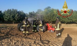 Trattore in fiamme a Magliano Alfieri