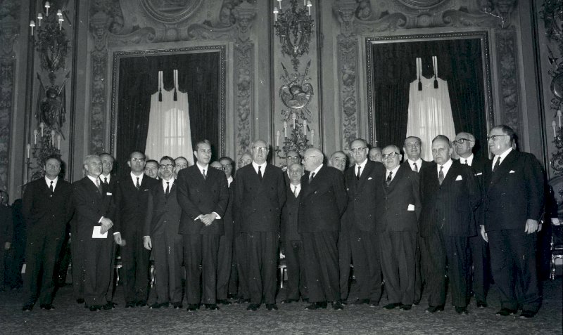 in foto: il terzo governo Moro, alla presenza del presidente della Repubblica Saragat