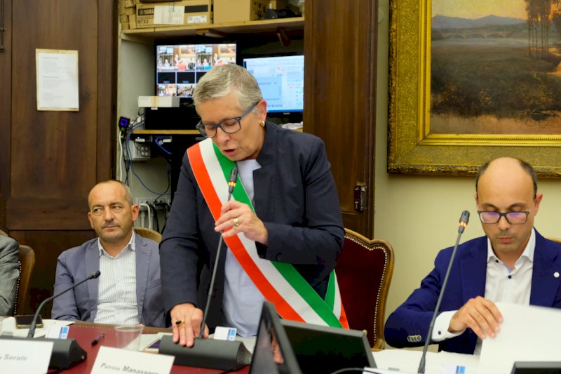 Patrizia Manassero, in mezzo al vicesindaco Luca Serale e al presidente del Consiglio comunale Marco Vernetti