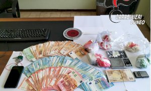 In casa aveva un chilo di cocaina e 8 mila euro in contanti: arrestato