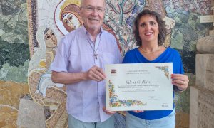 Bra, il rettore del Santuario monsignor Giuseppe Trucco si congratula con Silvia Gullino