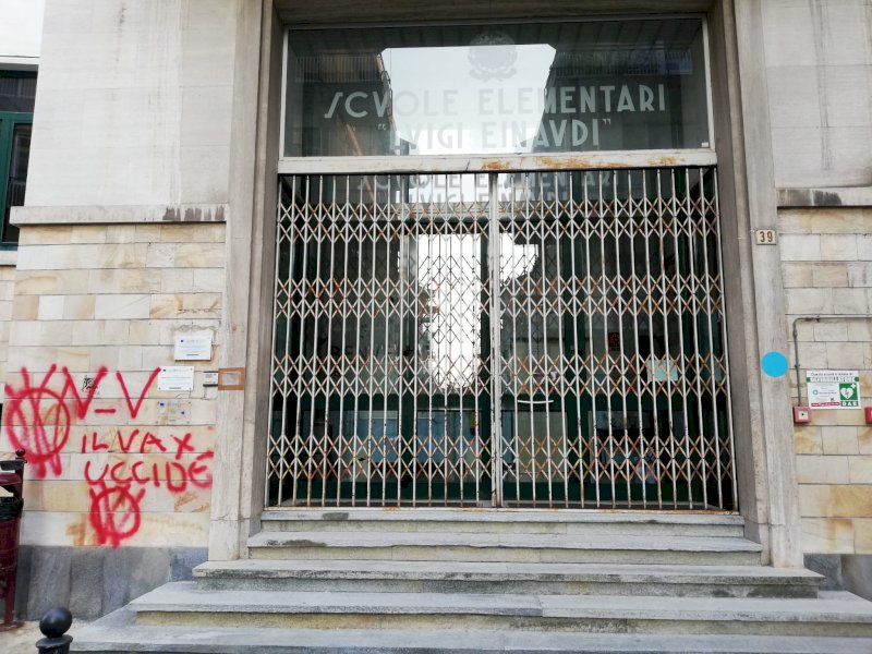 Ancora imbrattamenti no vax nel centro di Cuneo: deturpata anche una scuola