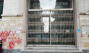 Ancora imbrattamenti no vax nel centro di Cuneo: deturpata anche una scuola