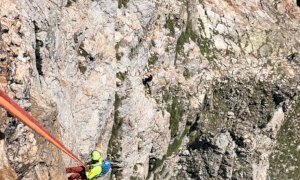 Ferito da una scarica di sassi sul Corno Stella, recuperato dal Soccorso Alpino