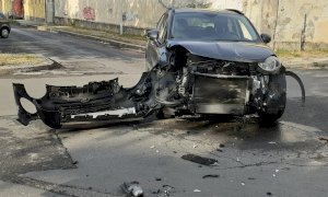 Violento urto tra due auto in Cuneo nuova, sul posto il 118