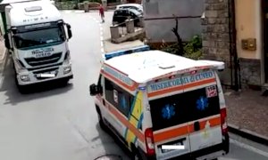 Demonte, un'ambulanza a sirene spiegate bloccata in centro dai camion che fanno manovre