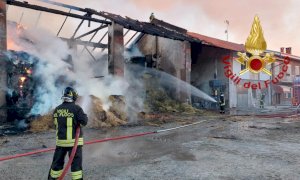 Vasto incendio in un fienile a Saluzzo
