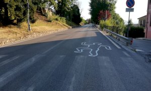 C’è una sagoma umana vicino a un attraversamento pedonale di Cuneo: chi l’ha disegnata?