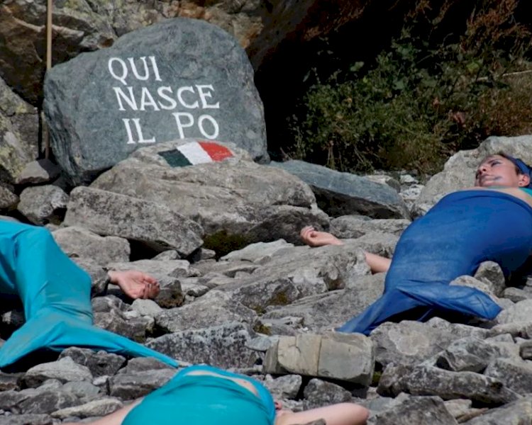 Sirene senza vita alle sorgenti del Po: la protesta di Extinction Rebellion Torino