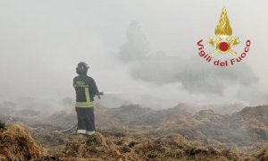 Pompieri al lavoro per un incendio in un campo a Roata Chiusani