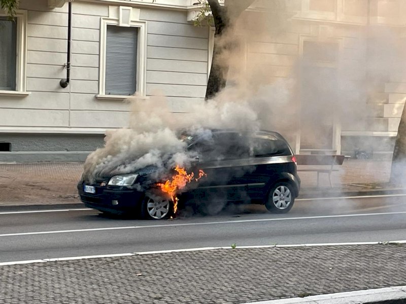Cuneo, auto a gas prende fuoco in corso IV Novembre: conducente illeso