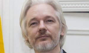 Priero inaugura il monumento a Julian Assange: “Una vita sospesa per la verità”