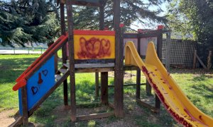 Mondovì, vandali devastano i giochi inclusivi dei bimbi in via Ortigara