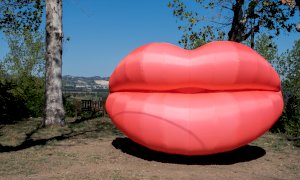 Cherasco accoglie con un “bacio”: spunta una bocca gigante colorata ai Bastioni