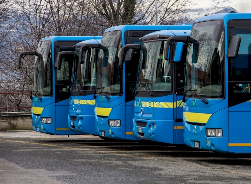 Ennesima beffa per i pendolari della val Vermenagna: “Due bus di fila, ma uno è vuoto”