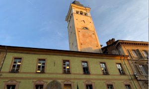 Cuneo, la Torre Civica si illumina di blu per la Giornata Internazionale delle Lingue dei Segni