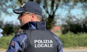 Importuna i passanti e aggredisce gli agenti della Polizia Locale: condannato