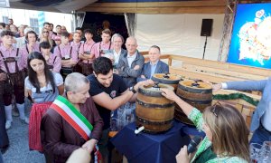 Pubblico entusiasta, musica e voglia di festa all’inaugurazione dell'Oktoberfest di Cuneo